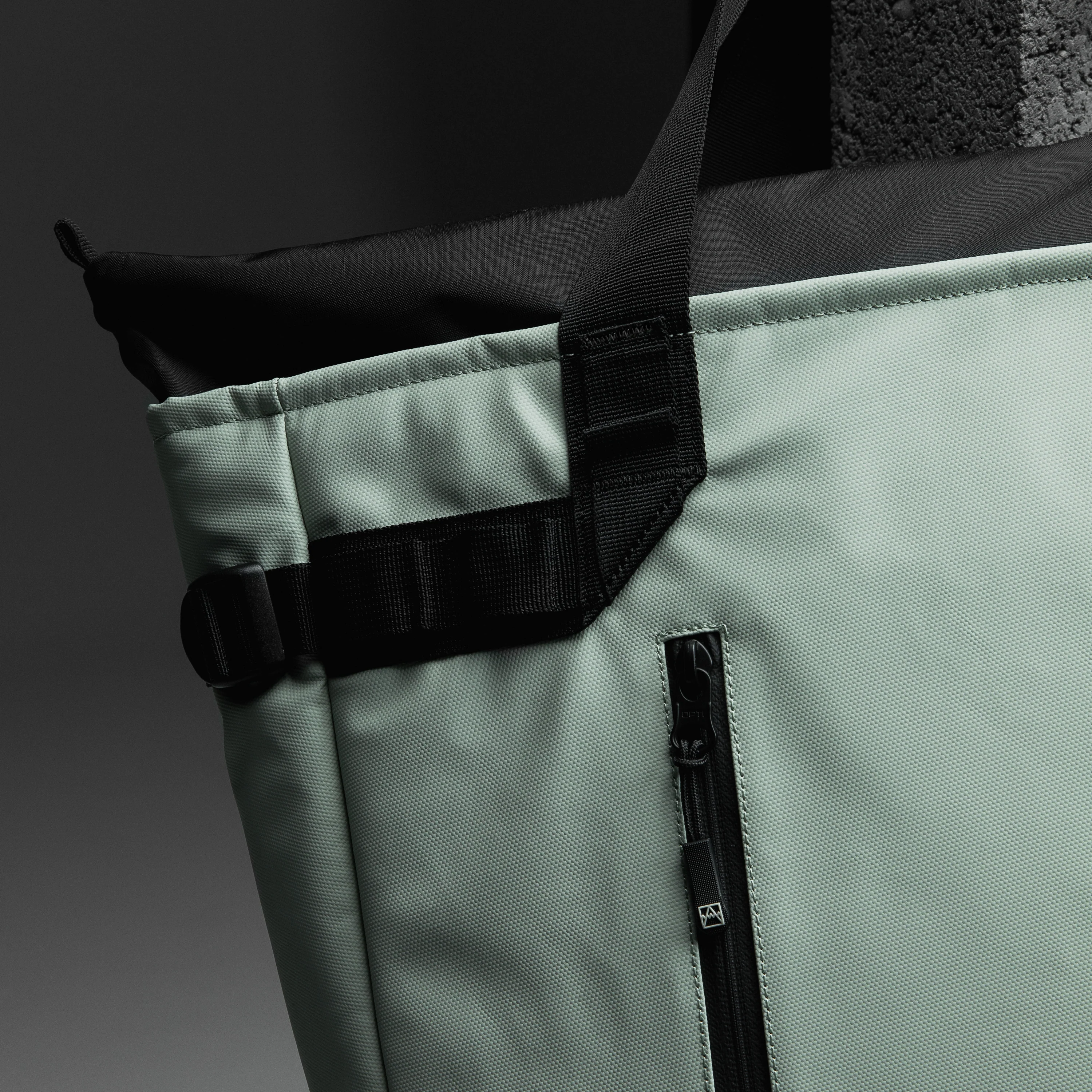 Laptop Tote 20L - Image 16